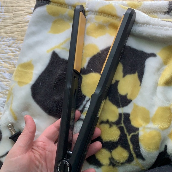 EUC Revlon Straightener - Picture 4 of 5